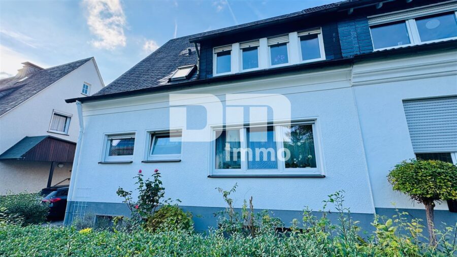 Solides Ein- bis Zweifamilienhaus mit Wintergarten + und Wintergarten als solide Kapitalanlage - Frontansicht